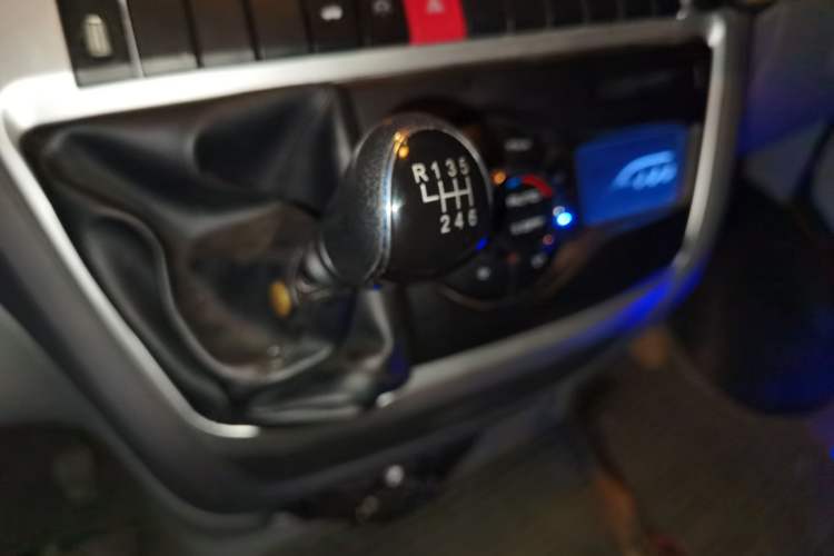 Used Iveco Power Daily 2016 3.0T-A32 Deluxe Top-End F1C Gear Lever