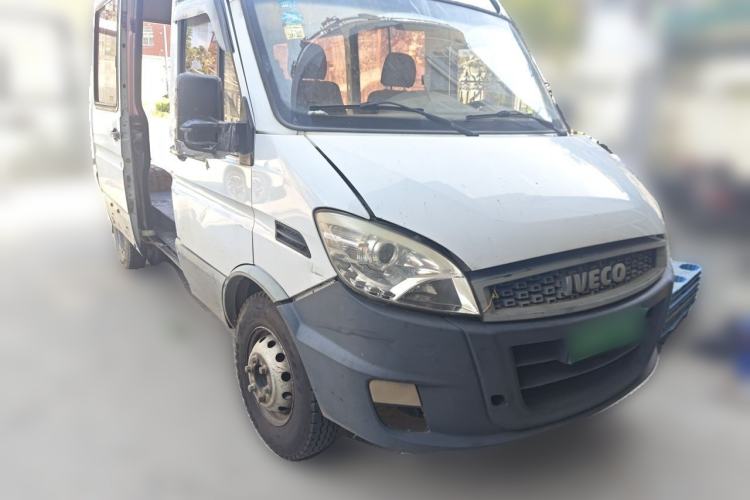 Used Iveco Power Daily 2017 2.5T Deluxe A37 High-Roof 6-7 Seater Bus 47Z5 Front Right 45 Deg