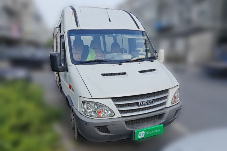 Used Iveco Power Daily 2017 2.5T Classic A37 High-Roof 7-Seater Passenger Van 47Z5 Front Right 45 Deg