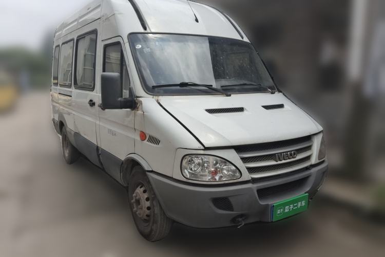 Used Iveco Power Daily 2017 2.5T Deluxe A37 High-Roof 6-7 Seater Bus 47Z5 Front Right 45 Deg