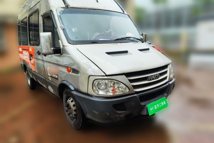 Used Iveco Power Daily 2017 2.5T Classic A37 High-Roof 7-Seater Passenger Van 47Z5 Front Right 45 Deg