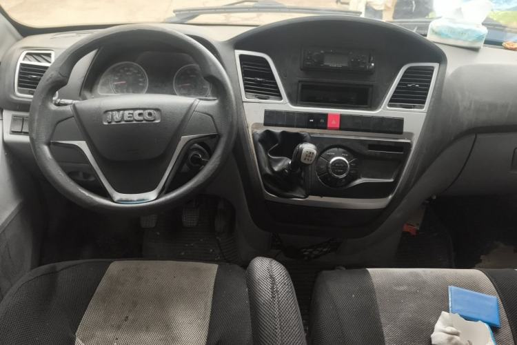 Used Iveco Power Daily 2017 2.5T Classic A37 High-Roof 7-Seater Passenger Van 47Z5 Center Console