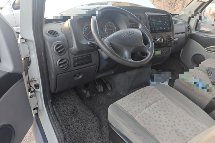 Used Iveco Power Daily 2017 2.8T Prestige V39 Van High Roof Model 43S5 Center Console