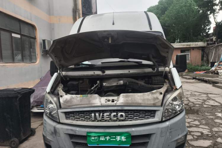Used Iveco Power Daily 2017 2.5T Classic A37 High-Roof 7-Seater Passenger Van 47Z5 Engine Bay