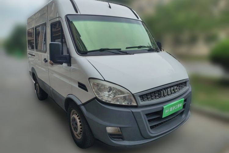 Used Iveco Power Daily 2017 2.5T Classic A32 Mid-Roof 6-7 Seater Bus 47Z5 Front Right 45 Deg