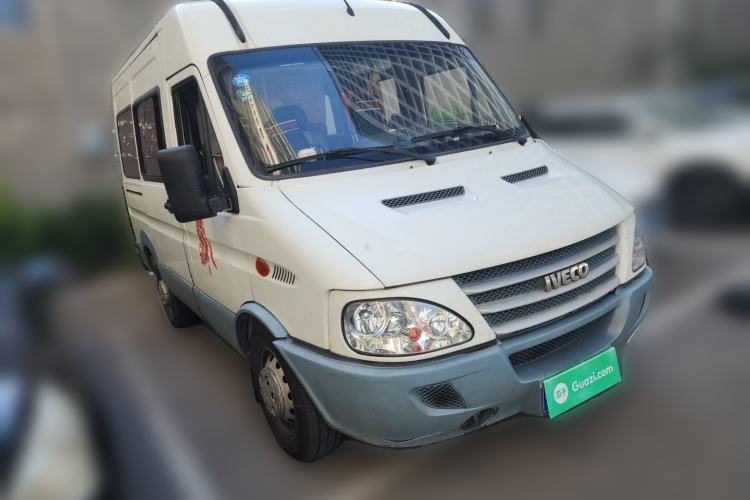 Used Iveco Power Daily 2017 2.5T Classic A32 Mid-Roof 6-7 Seater Bus 47Z5 Front Right 45 Deg