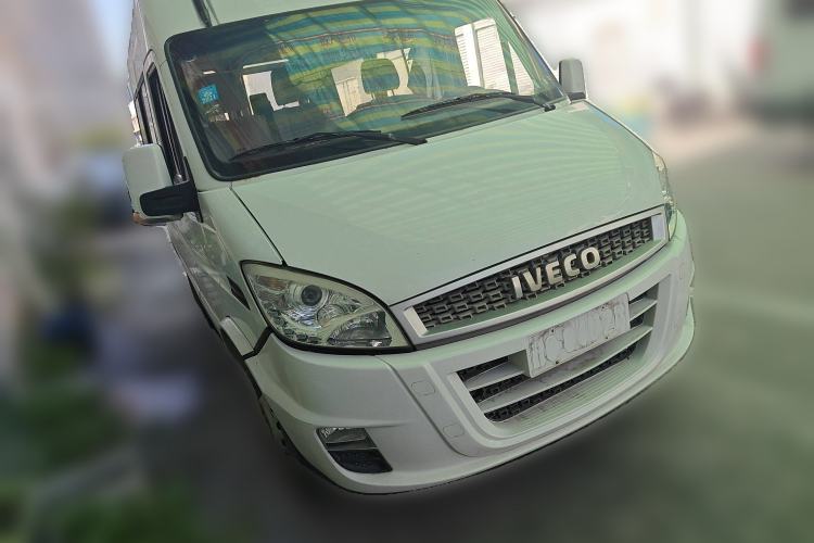 Used Iveco Power Daily 2017 3.0T Deluxe A32 Mid-Roof 6-7 Seater F1CE34818 Front Right 45 Deg