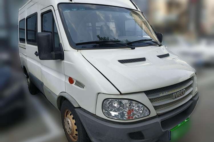 Used Iveco Power Daily 2017 2.5T Classic A32 Mid-Roof 6-7 Seater Bus 47Z5 Front Right 45 Deg