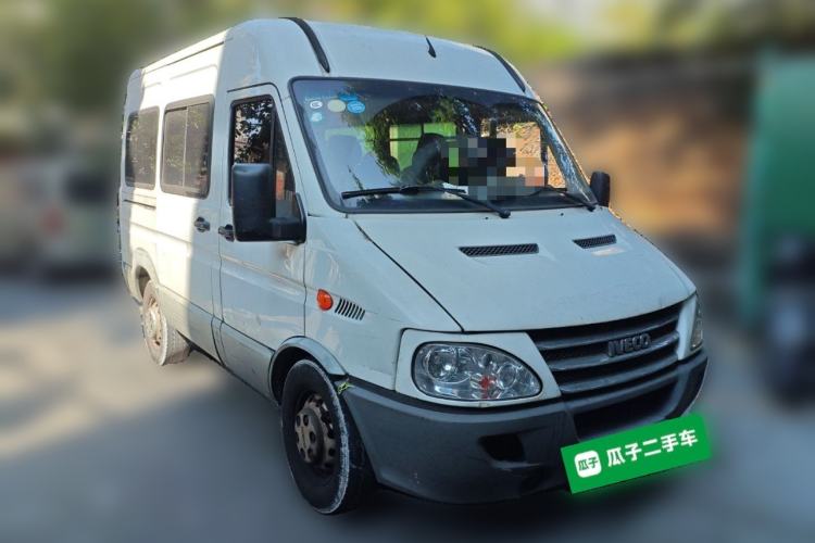 Used Iveco Power Daily 2017 2.5T Classic A32 Mid-Roof 6-7 Seater Bus 47Z5 Front Right 45 Deg