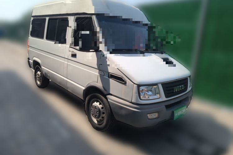Used Iveco Power Daily 2017 2.5T Classic A32 Mid-Roof 6-7 Seater Bus 47Z5 Front Right 45 Deg