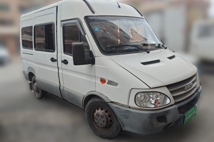 Used Iveco Power Daily 2017 2.5T Classic A32 Mid-Roof 6-7 Seater Bus 47Z5 Front Right 45 Deg