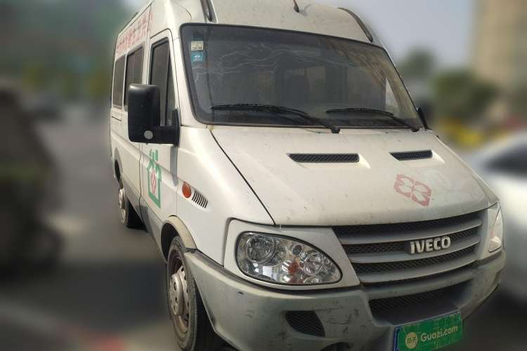 Used Iveco Power Daily 2017 2.5T Classic A32 Mid-Roof 6-7 Seater Bus 47Z5 Front Right 45 Deg