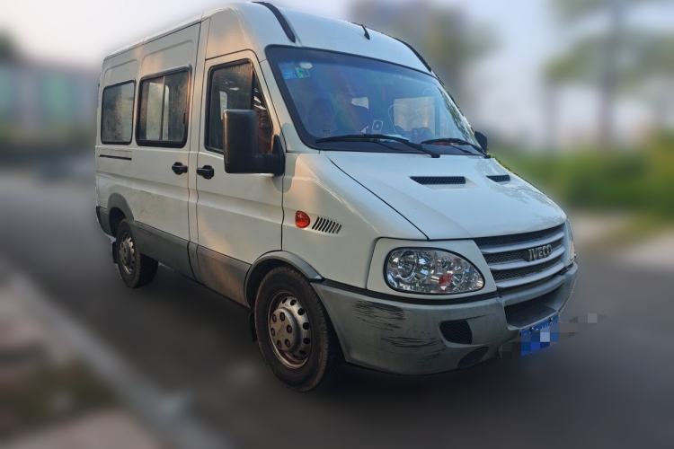 Used Iveco Power Daily 2017 2.5T Classic A32 Mid-Roof 6-7 Seater Bus 47Z5 Front Right 45 Deg
