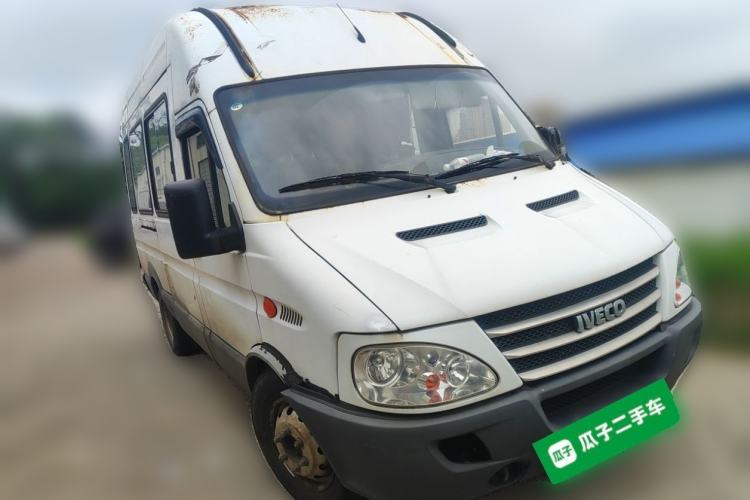Used Iveco Power Daily 2017 2.5T Classic A37 High-Roof 7-Seater Passenger Van 47Z5 Front Right 45 Deg