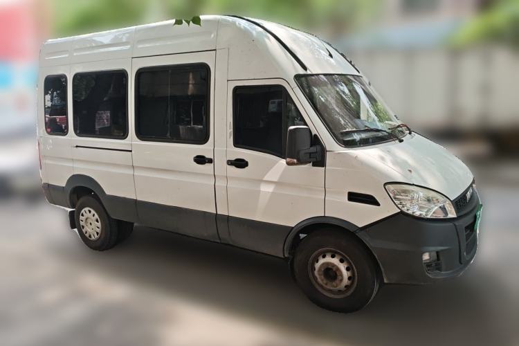 Used Iveco Power Daily 2017 2.5T Classic A37 High-Roof 7-Seater Passenger Van 47Z5 Front Right 45 Deg