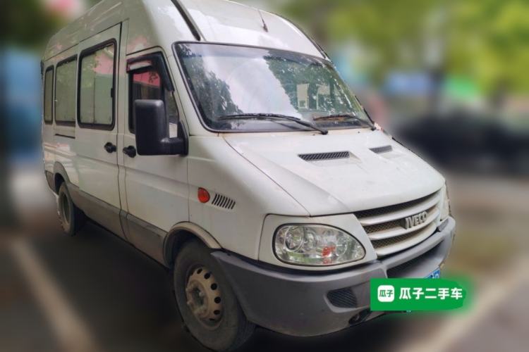 Used Iveco Power Daily 2017 2.5T Deluxe A32 Mid-Roof 5-7 Seater 47Z5 Passenger Van Front Right 45 Deg
