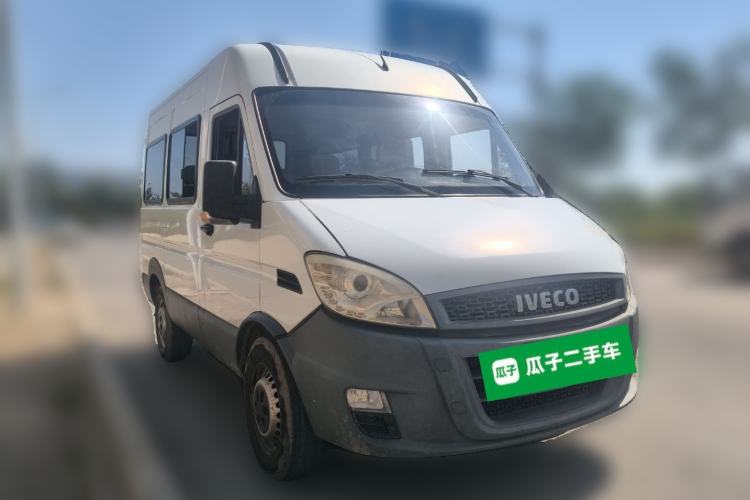 Used Iveco Power Daily 2017 2.5T Classic A32 Mid-Roof 6-7 Seater Bus 47Z5 Front Right 45 Deg