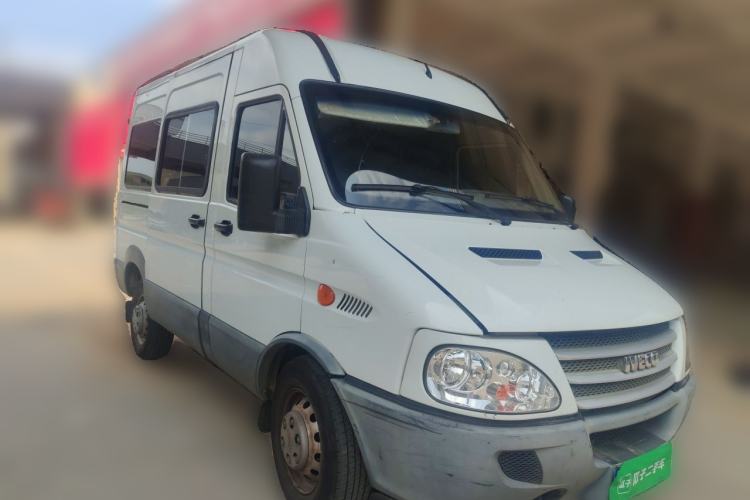 Used Iveco Power Daily 2017 2.5T Classic A32 Mid-Roof 6-7 Seater Bus 47Z5 Front Right 45 Deg