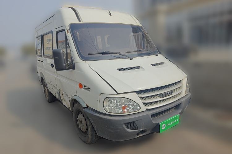 Used Iveco Power Daily 2017 2.5T Classic A32 Mid-Roof 6-7 Seater Bus 47Z5 Front Right 45 Deg
