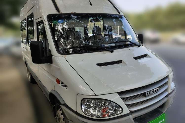 Used Iveco Power Daily 2017 2.5T Deluxe A37 High-Roof 6-7 Seater Bus 47Z5 Front Right 45 Deg