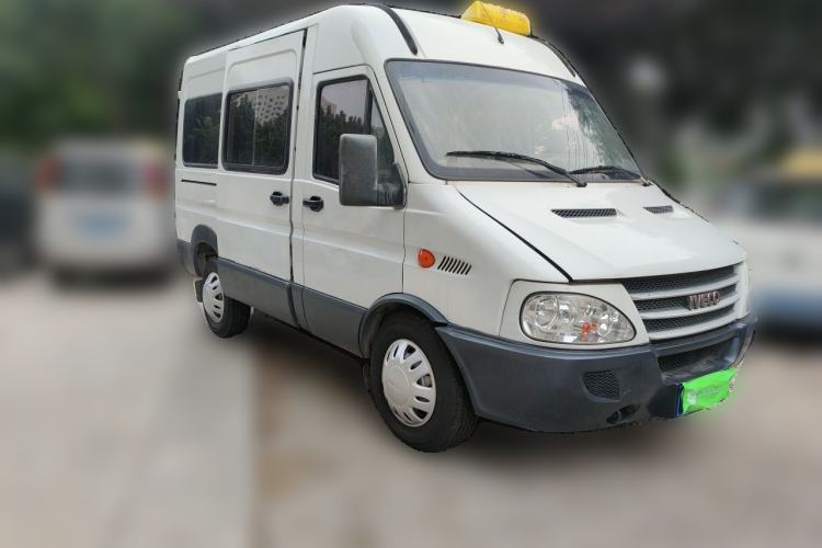 Used Iveco Power Daily 2017 2.5T Classic A32 Mid-Roof 6-7 Seater Bus 47Z5 Front Right 45 Deg