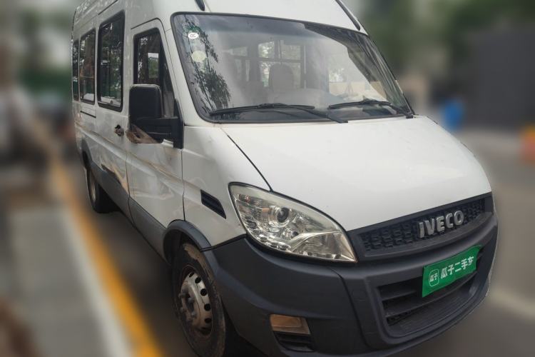 Used Iveco Power Daily 2017 3.0T Prestige A37 High-Roof 6-7 Seater F1CE34818 Front Right 45 Deg