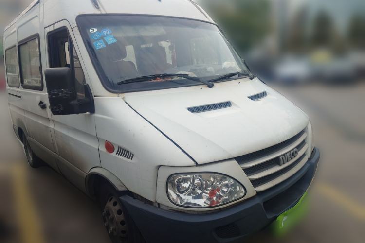 Used Iveco Power Daily 2017 2.5T Classic A32 Mid-Roof 6-7 Seater Bus 47Z5 Front Right 45 Deg
