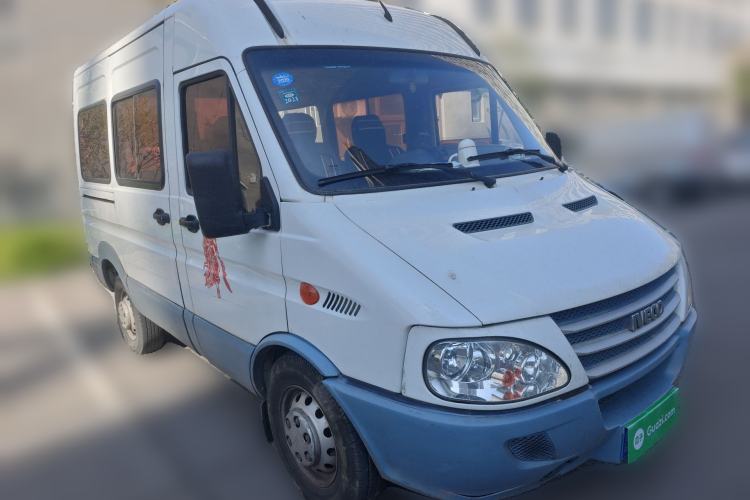 Used Iveco Power Daily 2017 2.5T Classic A32 Mid-Roof 6-7 Seater Bus 47Z5 Front Right 45 Deg