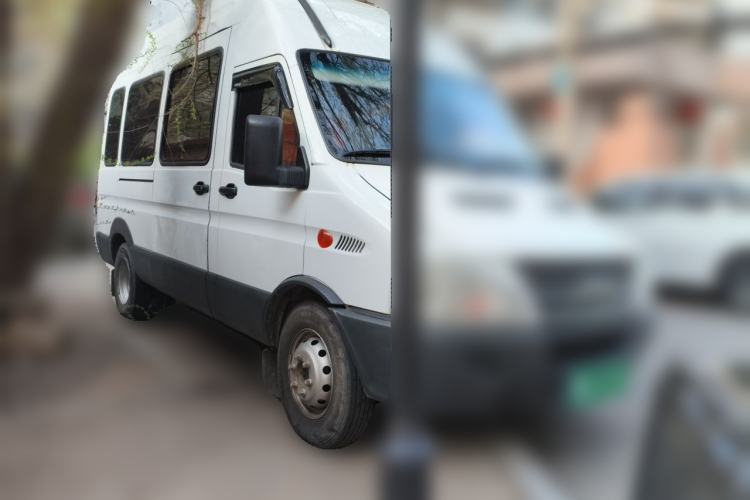 Used Iveco Power Daily 2017 2.5T Deluxe A37 High-Roof 6-7 Seater Bus 47Z5 Front Right 45 Deg