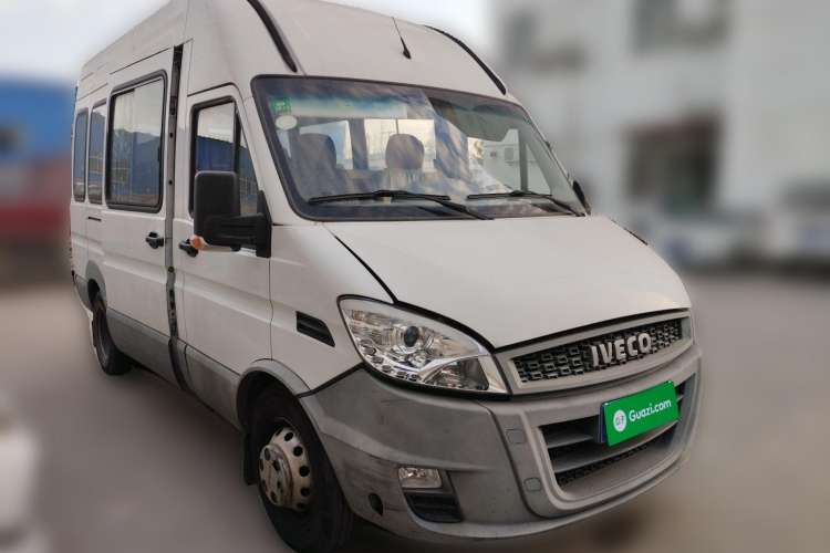 Used Iveco Power Daily 2017 2.5T Deluxe A37 High-Roof 6-7 Seater Bus 47Z5 Front Right 45 Deg
