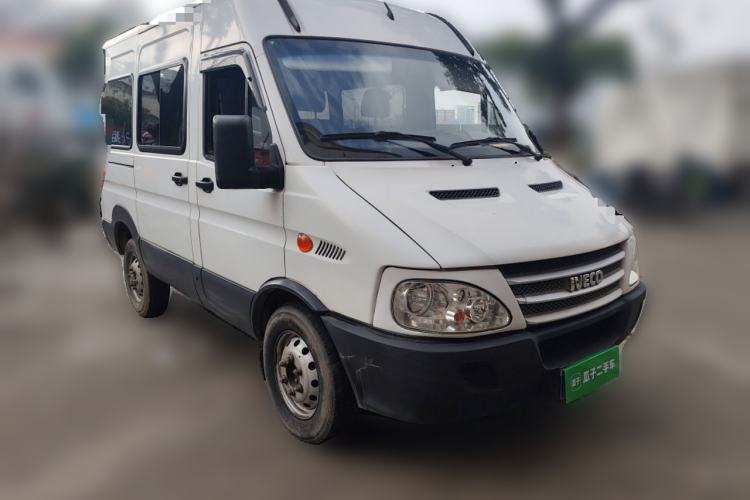 Used Iveco Power Daily 2017 2.5T Classic A32 Mid-Roof 6-7 Seater Bus 47Z5 Front Right 45 Deg