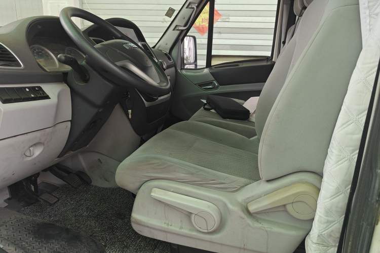 Used Iveco Power Daily 2017 3.0T Deluxe A32 Mid-Roof 6-7 Seater F1CE34818 Left Front Seat