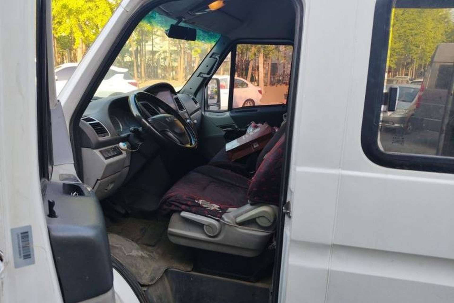 Used Iveco Power Daily 2017 3.0T Deluxe A37 Mid-Roof 6-7 Seater F1CE34818 Passenger Van Left Front Seat