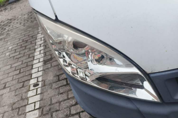 Used Iveco Power Daily 2017 2.5T Deluxe A37 High-Roof 6-7 Seater Bus 47Z5 Right Front Headlight