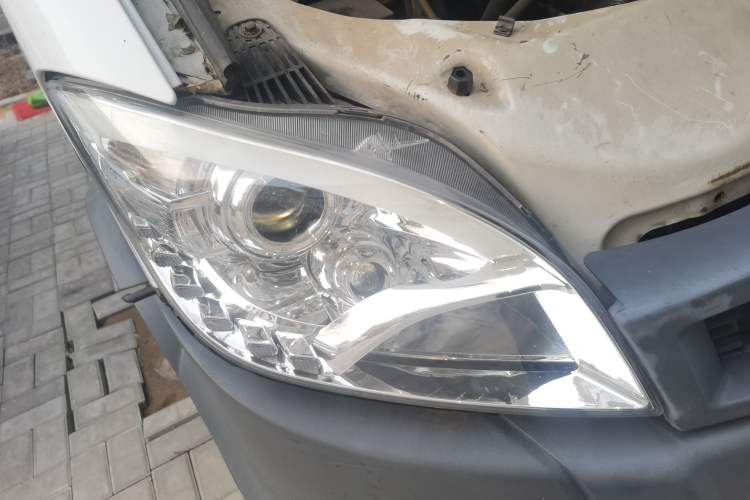 Used Iveco Power Daily 2017 2.5T Classic A32 Mid-Roof 6-7 Seater Bus 47Z5 Right Front Headlight
