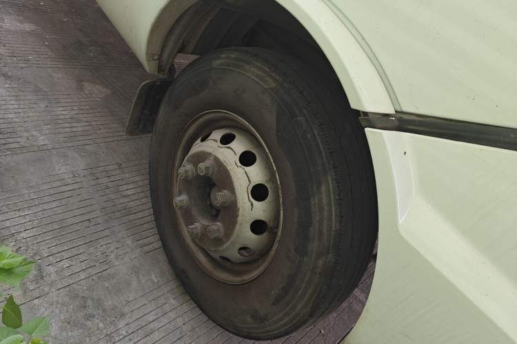 Used Iveco Power Daily 2017 3.0T Deluxe A32 Mid-Roof 6-7 Seater F1CE34818 Right Front Wheel Hub