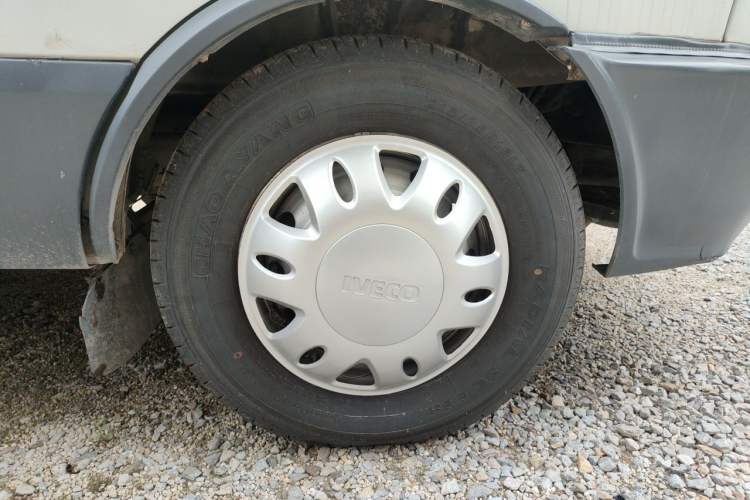 Used Iveco Power Daily 2017 2.5T Classic A32 Mid-Roof 6-7 Seater Bus 47Z5 Right Front Wheel Hub