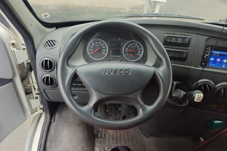 Used Iveco Power Daily 2017 2.5T Deluxe A37 Mid-Roof 6-7 Seater Bus 47Z5 Steering Wheel