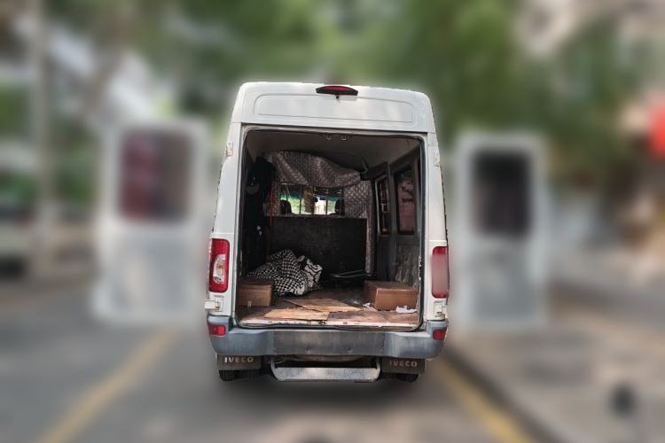 Used Iveco Power Daily 2017 2.5T Classic A37 High-Roof 7-Seater Passenger Van 47Z5 Trunk
