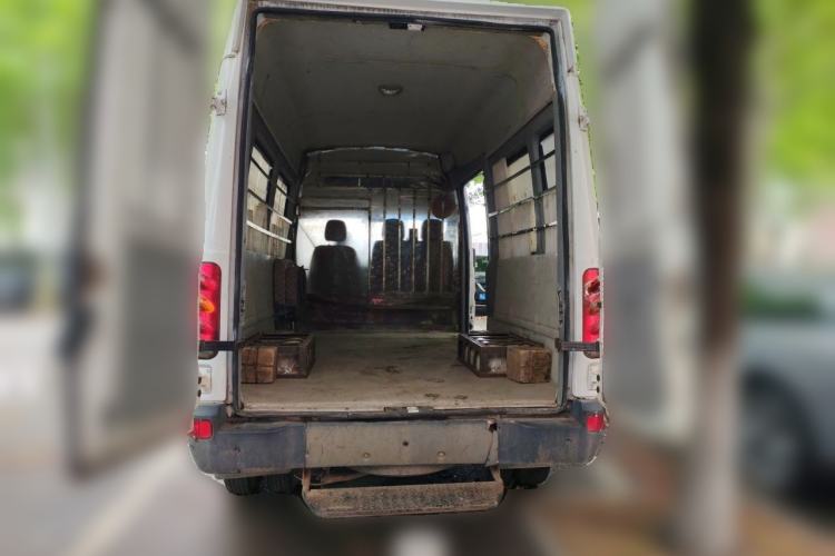 Used Iveco Power Daily 2017 2.5T Deluxe A32 Mid-Roof 5-7 Seater 47Z5 Passenger Van Trunk
