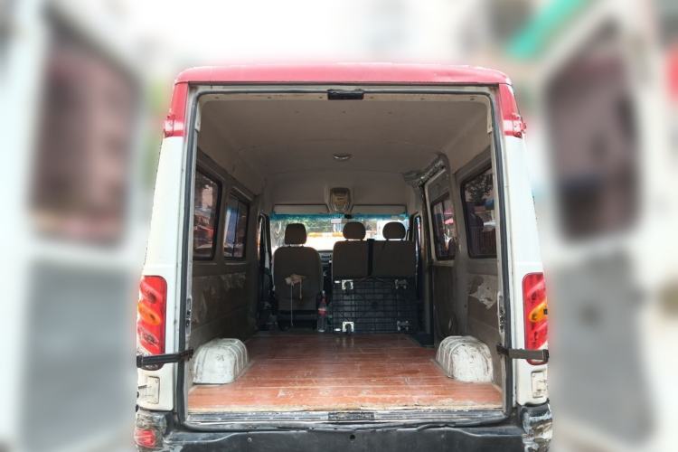 Used Iveco Power Daily 2017 2.5T Classic A32 Mid-Roof 6-7 Seater Bus 47Z5 Trunk