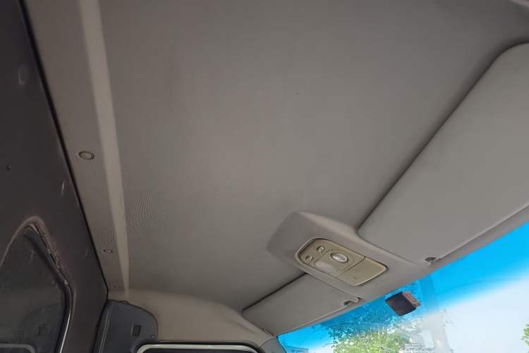 Used Iveco Power Daily 2018 EL46 Less-Than-Truckload Logistics Vehicle 78 kWh 4 Doors Headliner