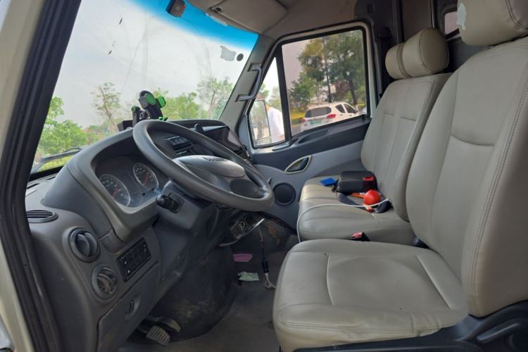 Used Iveco Power Daily 2018 EL46 Less-Than-Truckload Logistics Vehicle 78 kWh 4 Doors Left Front Seat