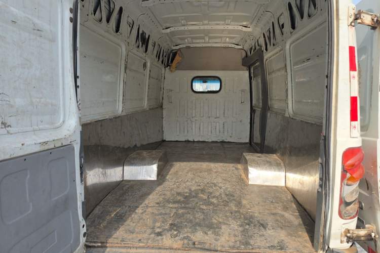 Used Iveco Power Daily 2018 EL46 Less-Than-Truckload Logistics Vehicle 78 kWh 4 Doors Trunk