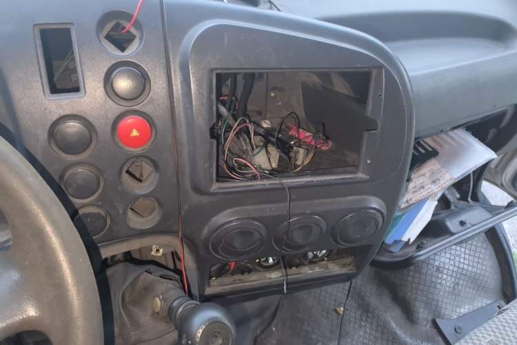Used Iveco Turin 2009 2.8T-V39 Basic High-Roof Version Audio And AC Panel