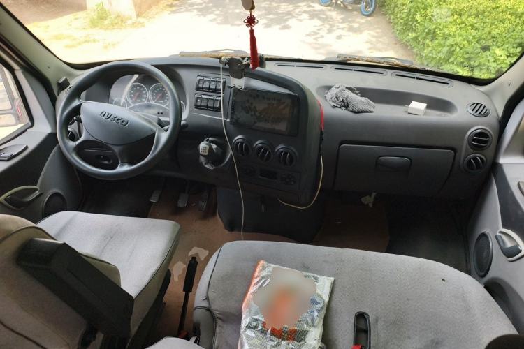 Used Iveco Turin 2009 2.5T-A32 Base Version Center Console