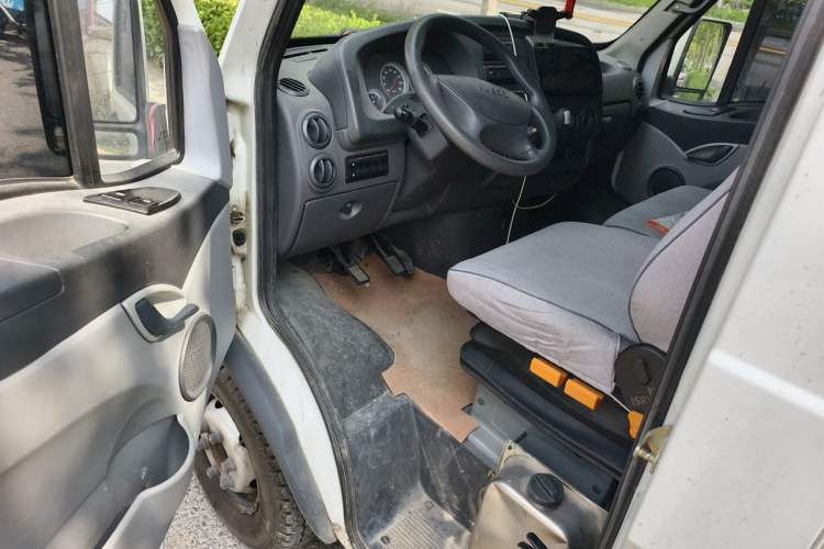 Used Iveco Turin 2009 2.5T-A32 Base Version Driver Seat