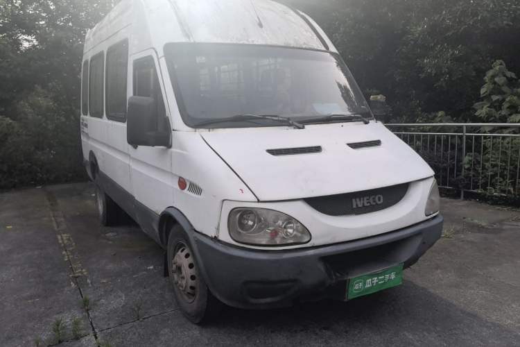 Used Iveco Turin 2009 2.8T-V39 Basic High-Roof Version Front Right 45 Deg
