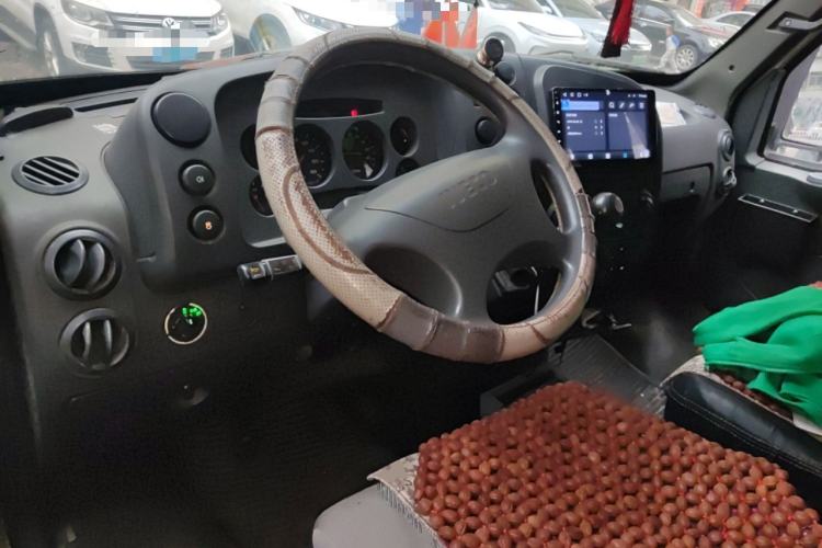 Used Iveco Turin 2009 2.5T-A32 Base Version Center Console