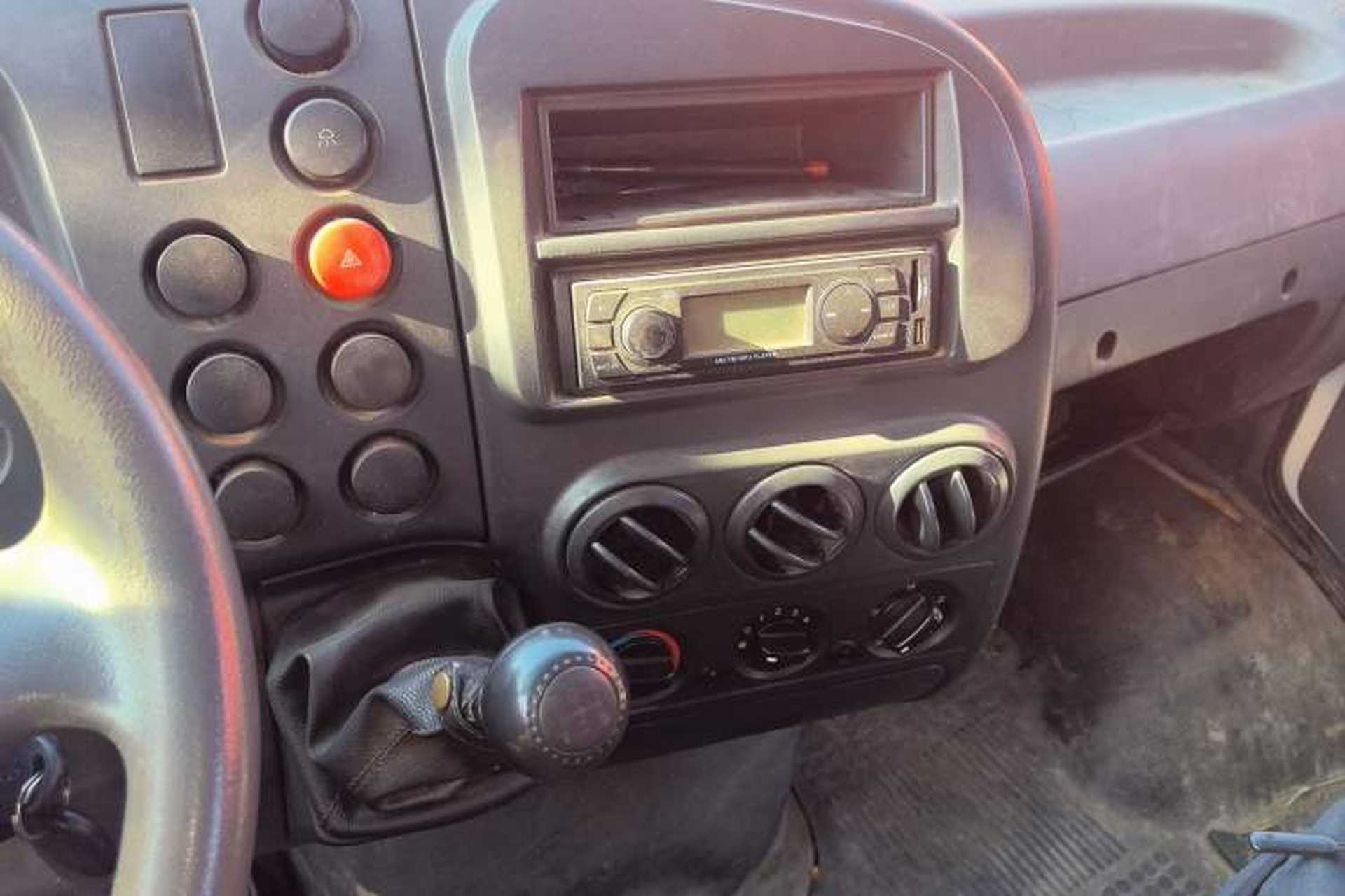 Used Iveco Turin 2009 2.5T-A32 Base Version Audio And AC Panel
